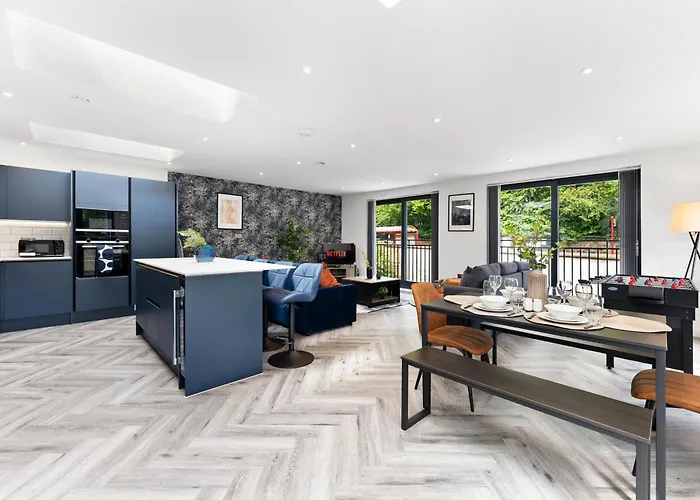 Апартаменти Stylish Abodes In - Sleeps 18 *