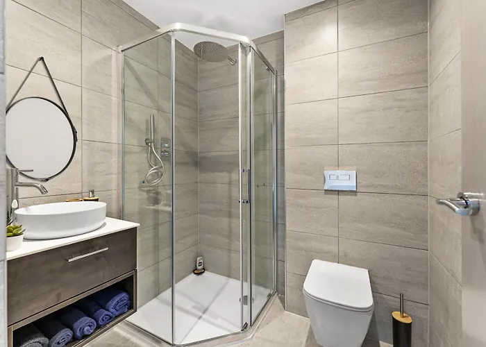 Stylish Abodes In - Sleeps 18 公寓