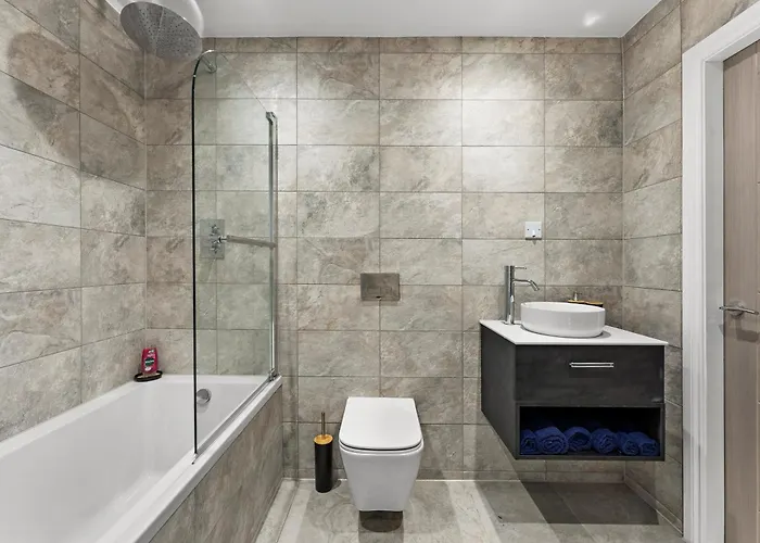 Stylish Abodes In - Sleeps 18