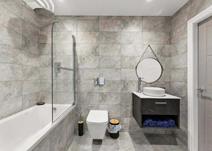 Stylish Abodes In - Sleeps 18 * Лідс