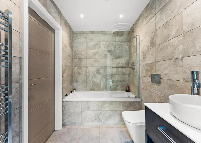 Stylish Abodes In - Sleeps 18