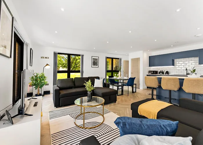 Stylish Abodes In - Sleeps 18