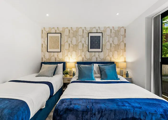 Stylish Abodes In - Sleeps 18