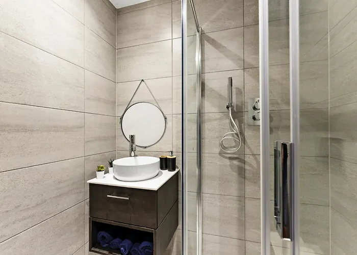 Stylish Abodes In - Sleeps 18 * 利兹