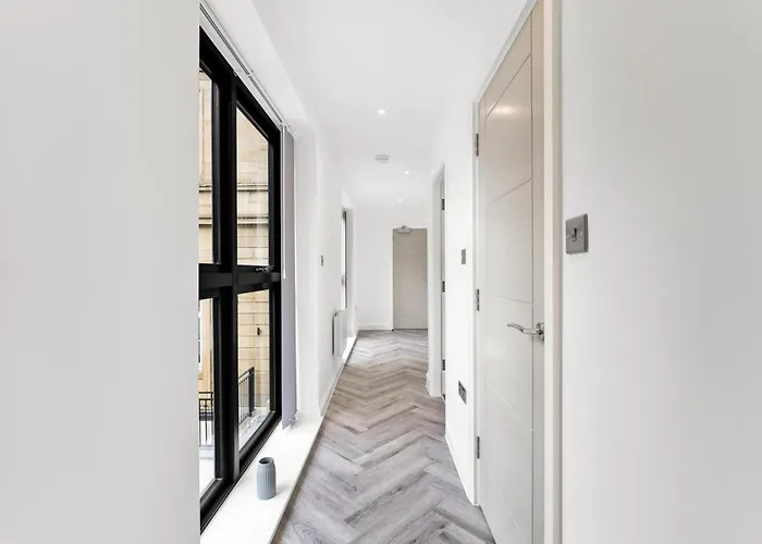 Stylish Abodes In - Sleeps 18 * Лідс