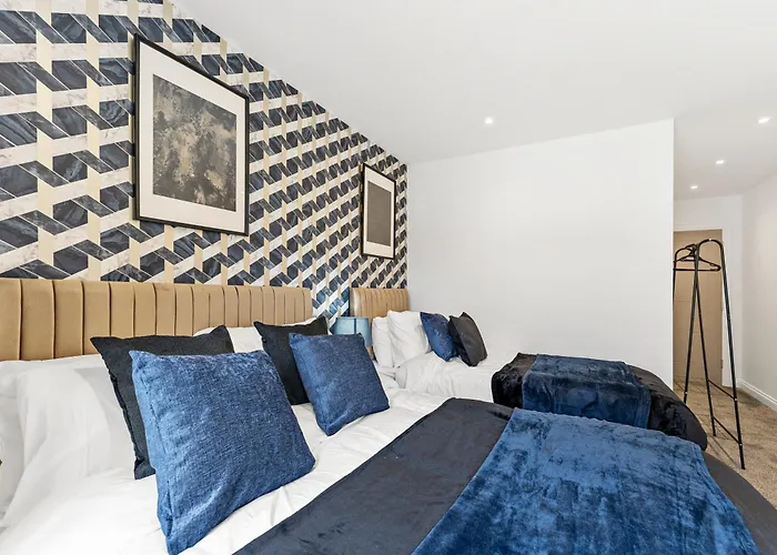 Stylish Abodes In - Sleeps 18 * 利兹