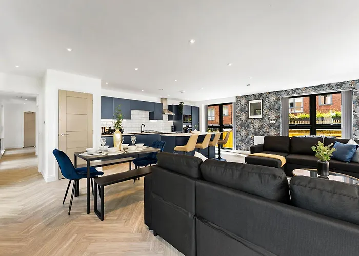 Stylish Abodes In - Sleeps 18 利兹