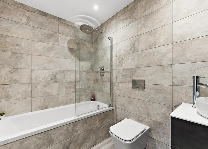 Stylish Abodes In - Sleeps 18 * Лідс