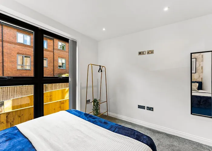 Stylish Abodes In - Sleeps 18 Апартаменти