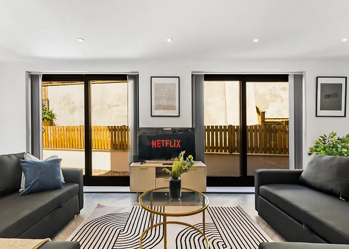 Stylish Abodes In - Sleeps 18 Апартаменти *