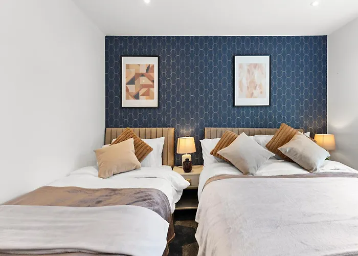 Stylish Abodes In - Sleeps 18 Апартаменти