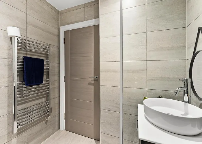 公寓 Stylish Abodes In - Sleeps 18 *