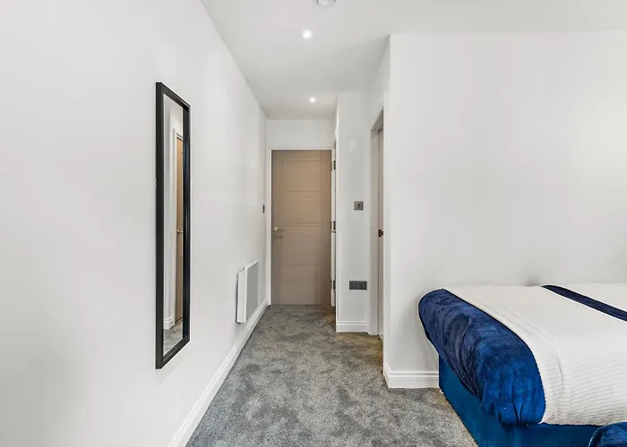 Stylish Abodes In - Sleeps 18 利兹