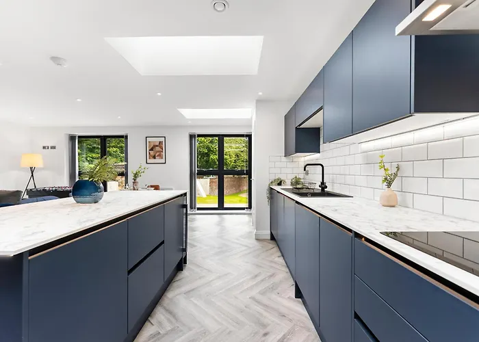 Stylish Abodes In - Sleeps 18 *