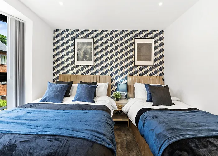 Stylish Abodes In - Sleeps 18