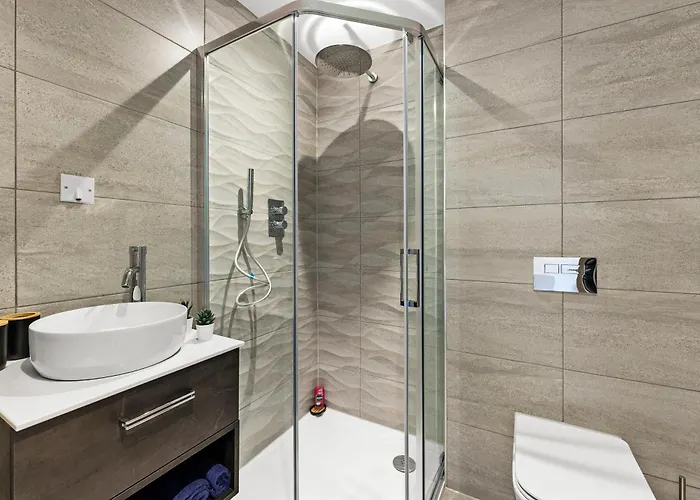 Stylish Abodes In - Sleeps 18 Апартаменти