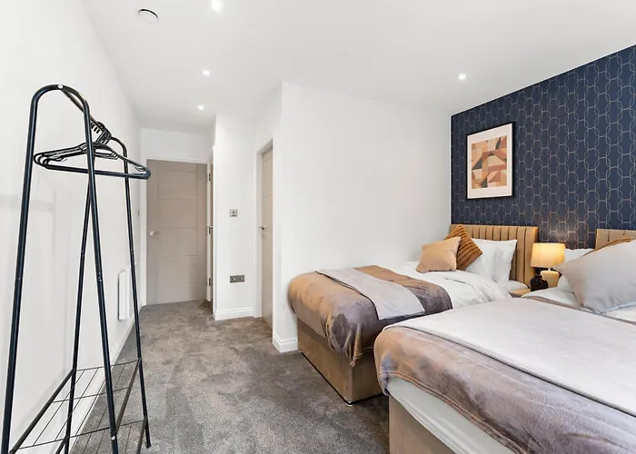 Stylish Abodes In - Sleeps 18 *