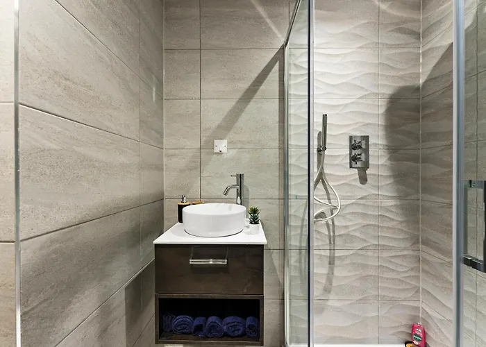 Stylish Abodes In - Sleeps 18 公寓 *