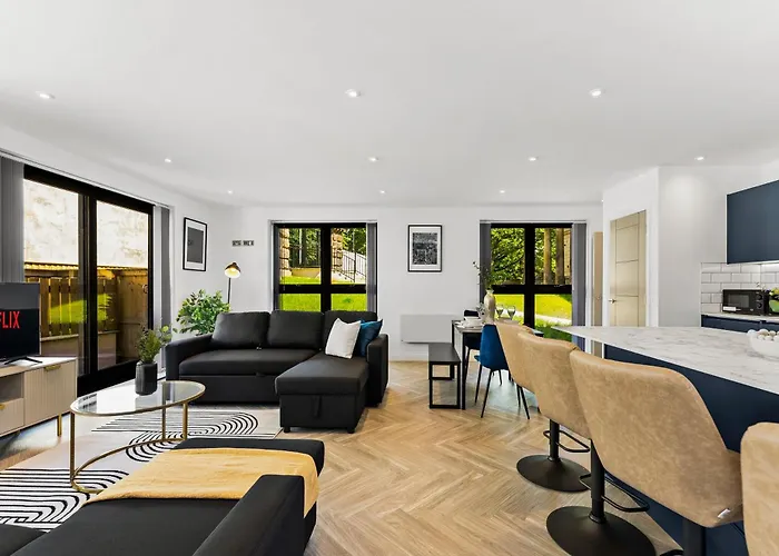 Stylish Abodes In - Sleeps 18