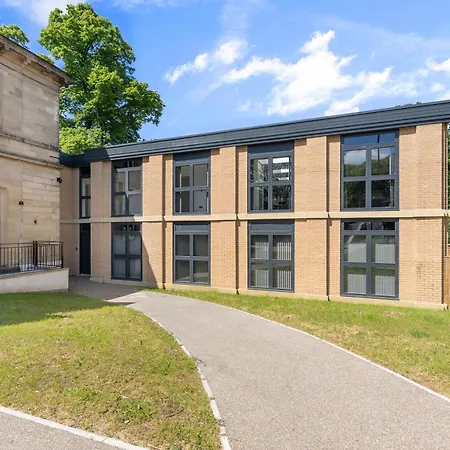 Stylish Abodes In - Sleeps 18 *