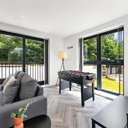 Stylish Abodes In - Sleeps 18 * 利兹