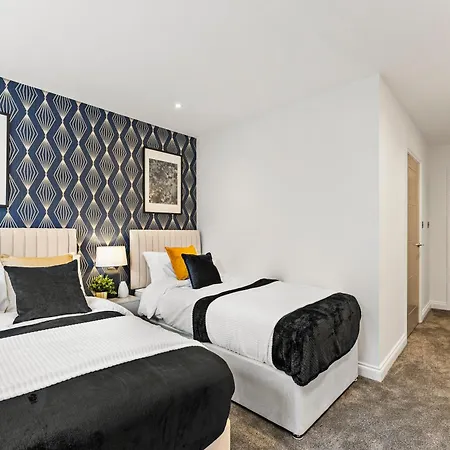 Stylish Abodes In - Sleeps 18 Apartment *