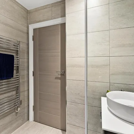 公寓 Stylish Abodes In - Sleeps 18 *