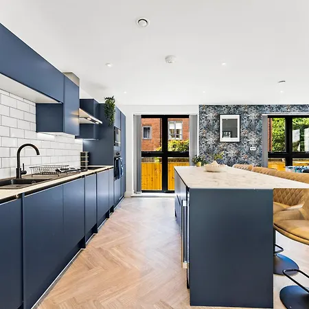 Stylish Abodes In - Sleeps 18 利兹