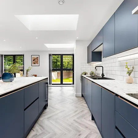 Stylish Abodes In - Sleeps 18 *