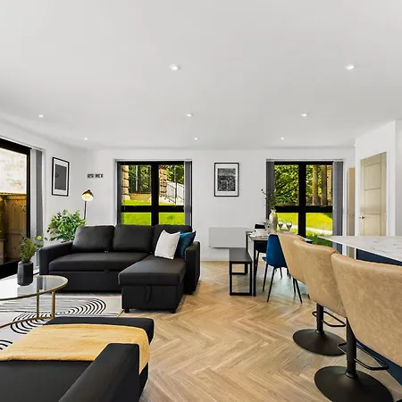 Stylish Abodes In - Sleeps 18