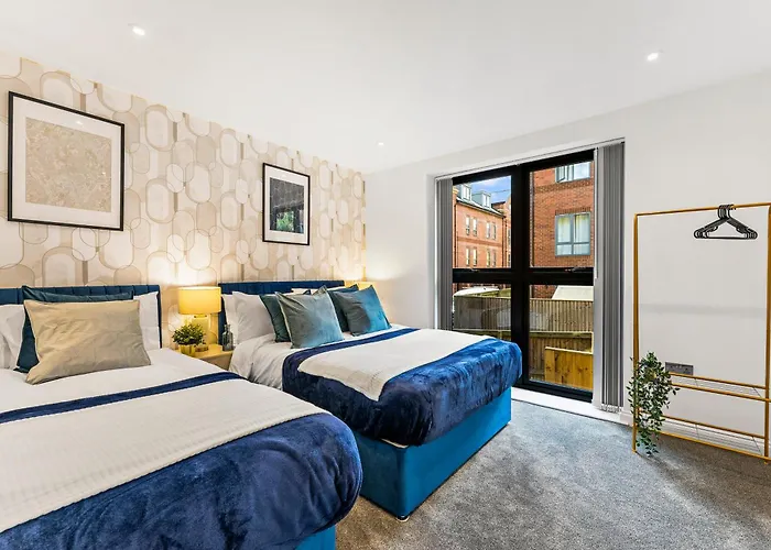 Stylish Abodes In - Sleeps 18 Apartment