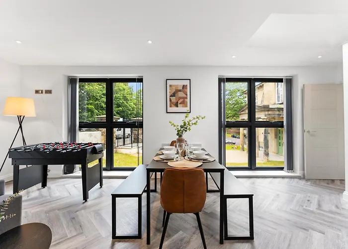 Stylish Abodes In - Sleeps 18 * Leeds (West Yorkshire)