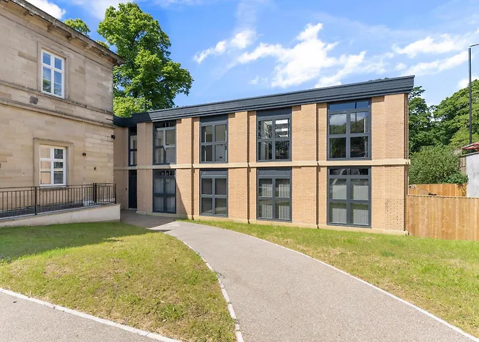 Stylish Abodes In - Sleeps 18 *