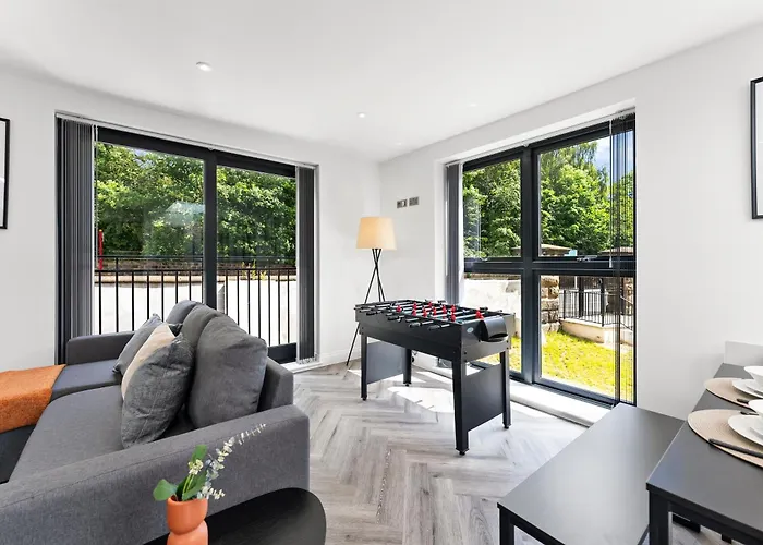 Stylish Abodes In - Sleeps 18 * Leeds (West Yorkshire)