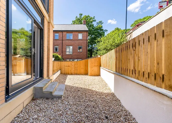 Stylish Abodes In - Sleeps 18 Apartment *