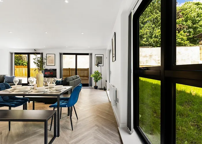 Stylish Abodes In - Sleeps 18 Apartment Leeds (West Yorkshire)