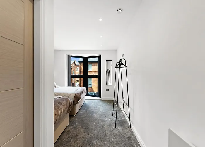 Stylish Abodes In - Sleeps 18 Apartment