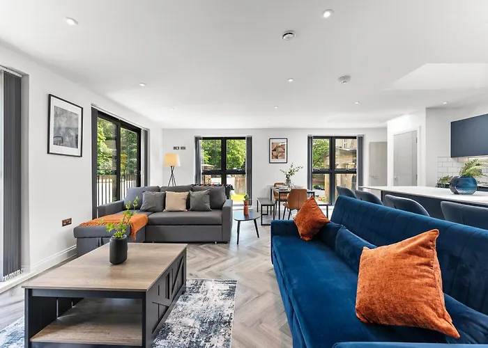 Stylish Abodes In - Sleeps 18 *