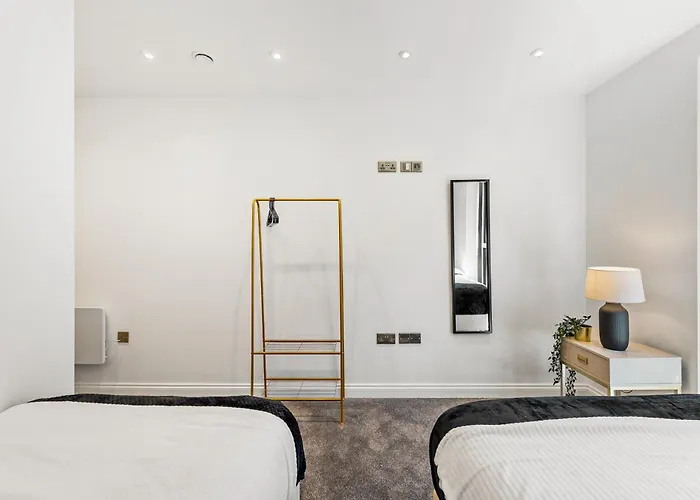 Stylish Abodes In - Sleeps 18 * Leeds (West Yorkshire)