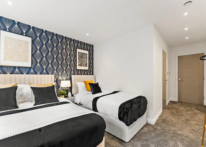 Stylish Abodes In - Sleeps 18 Apartment *