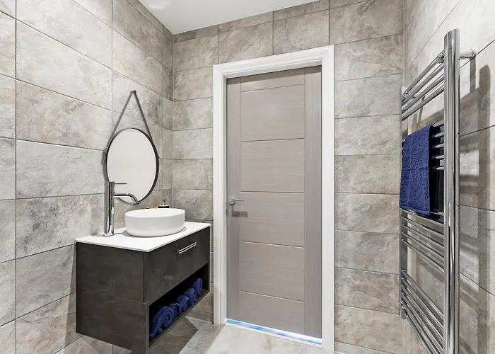 Stylish Abodes In - Sleeps 18