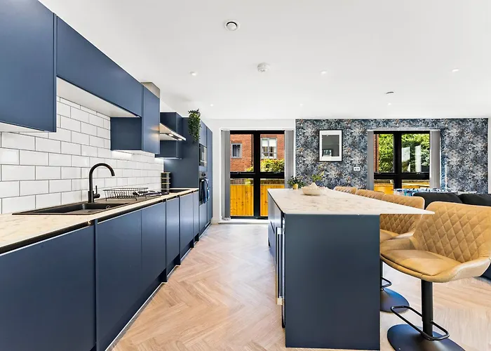 Stylish Abodes In - Sleeps 18 Leeds (West Yorkshire)