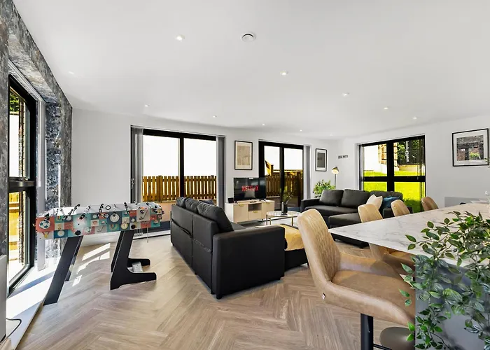 Stylish Abodes In - Sleeps 18 Apartment